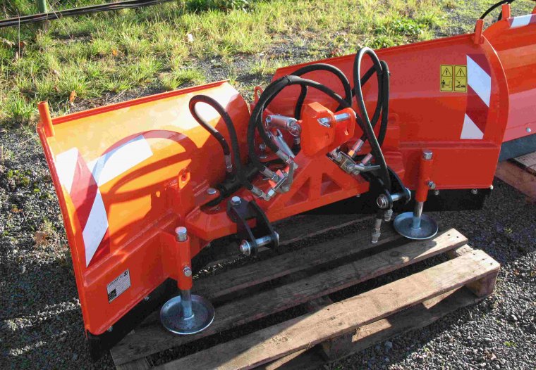 Odhŕňací hydraulický pluh s natáčacou radlicou